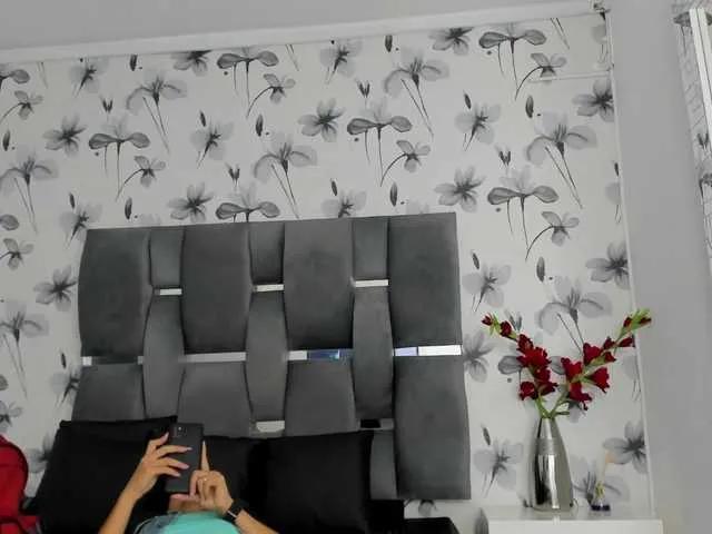 Ehotloveaxxx on BongaCams