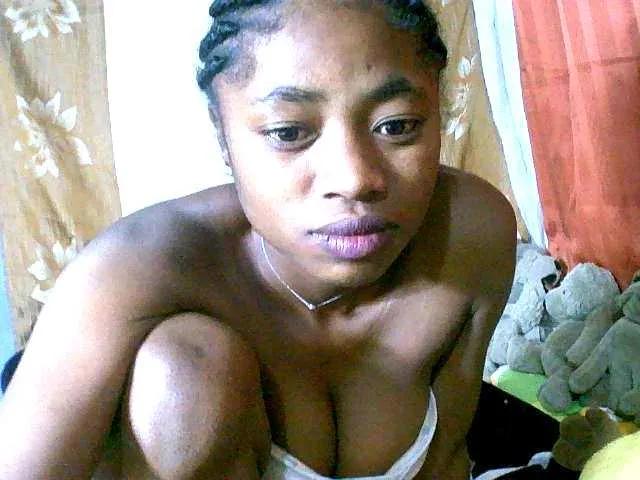 Honoratte on BongaCams