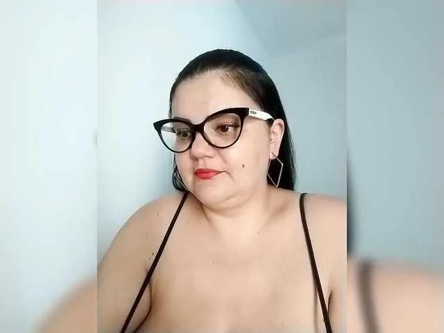 madisonPalacio — Me calienta que me miren, que me adoren, que se mueran por tocar estas curvas. Te animas a obedecer a esta gordita rica?