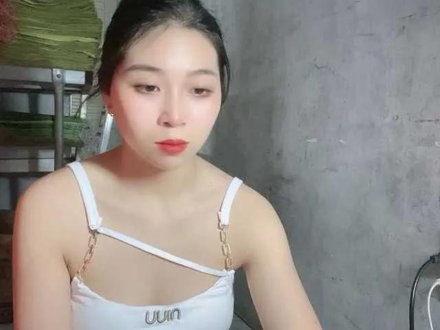 Strawberry18 on BongaCams
