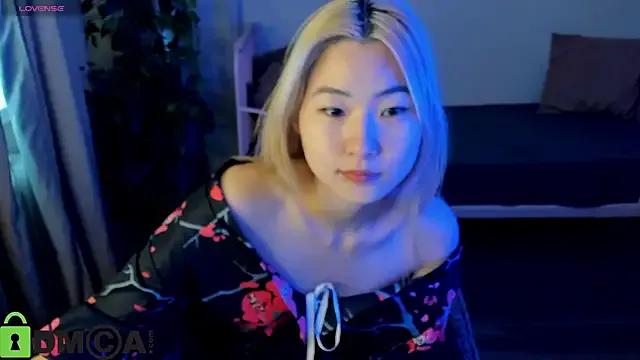 Aisi_18 — massage my boobs