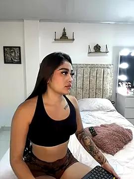 EmiilyEvans_ on StripChat 