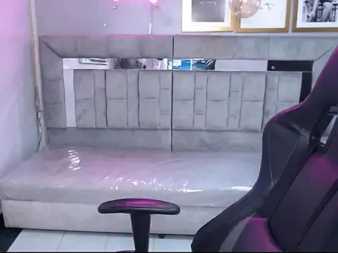 Green_EyesFox_v on StripChat 