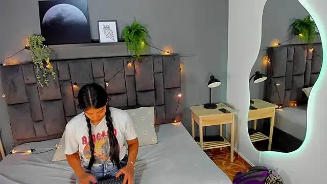 RiriiBrunette__ — FOOTJOB IN CLOSE-UP DIRTY OIL